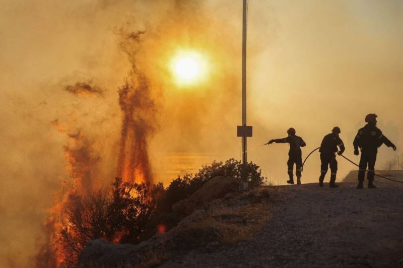 Incendies : les pompiers poursuivent leur lutte contre les flammes près d'Athènes