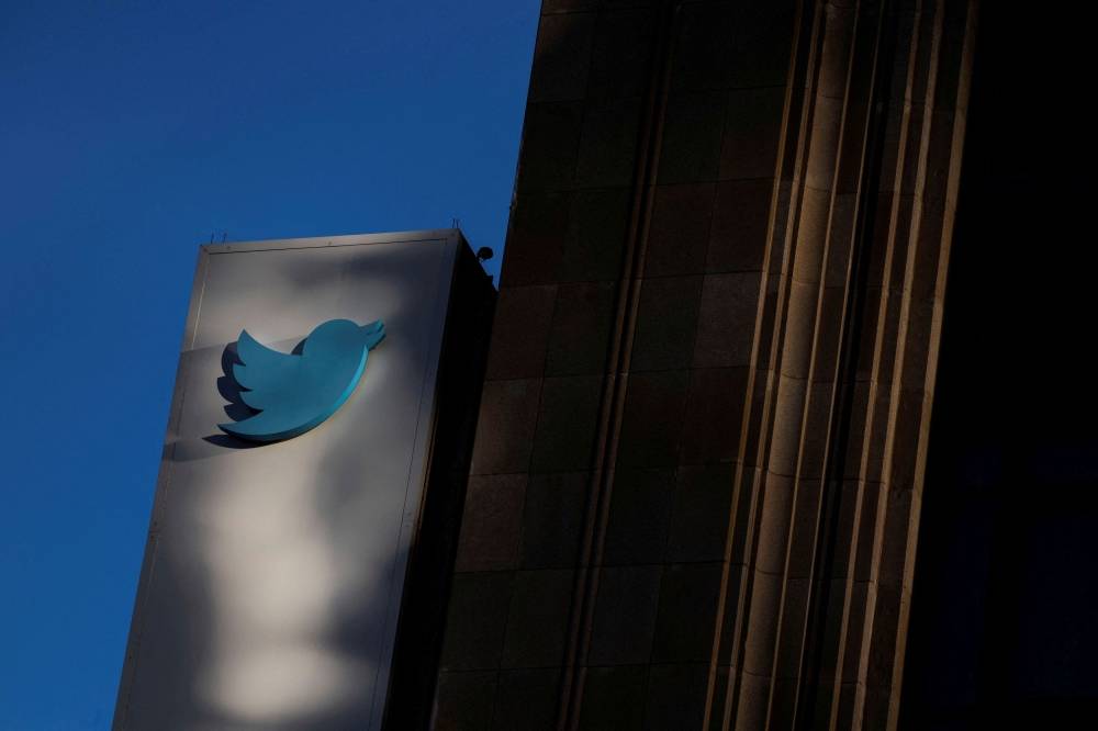 Musk suggère que Twitter va changer de nom et de logo