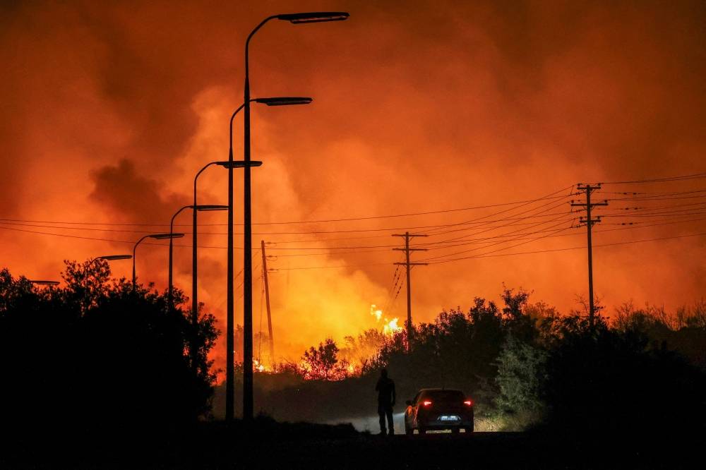 Les pompiers à pied d'œuvre avant la reprise du vent