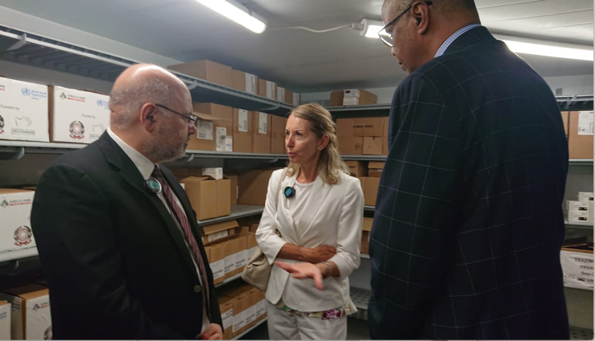 L’ambassadrice d’Italie à l’entrepôt central de médicaments du ministère de la Santé