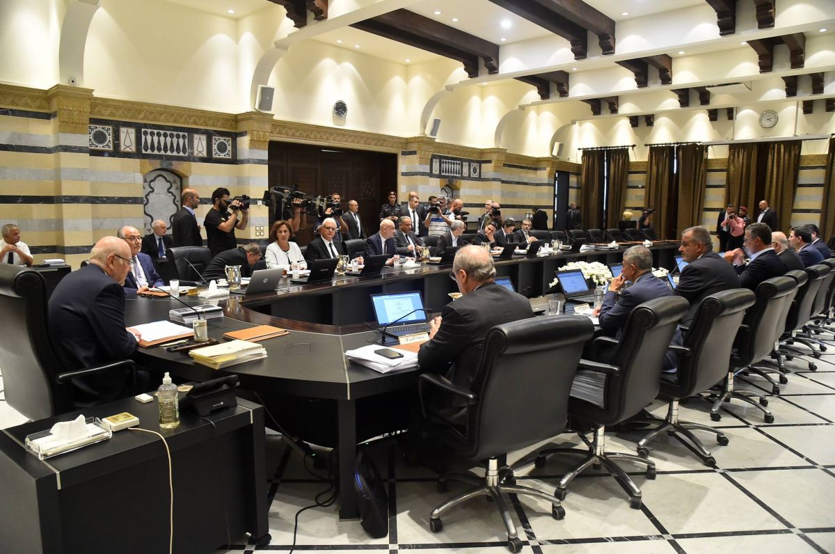 Mikati distribue aux ministres le projet de loi d'endettement de l'État réclamé par Mansouri Mikati distribue aux ministres le projet de loi d'endettement de l'État réclamé par Mansouri