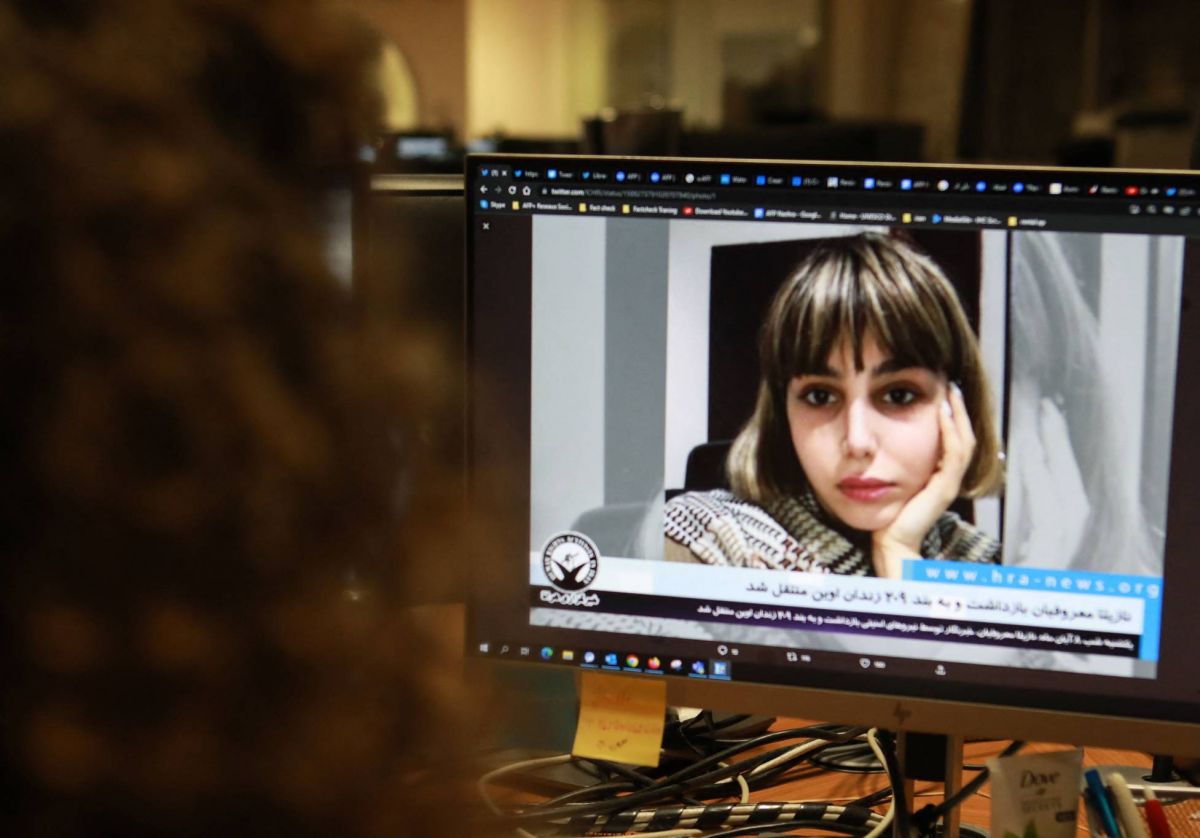 Une journaliste libérée publie une nouvelle photo d'elle sans foulard