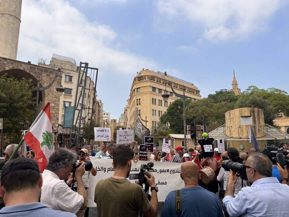 Des déposants manifestent devant le Parlement