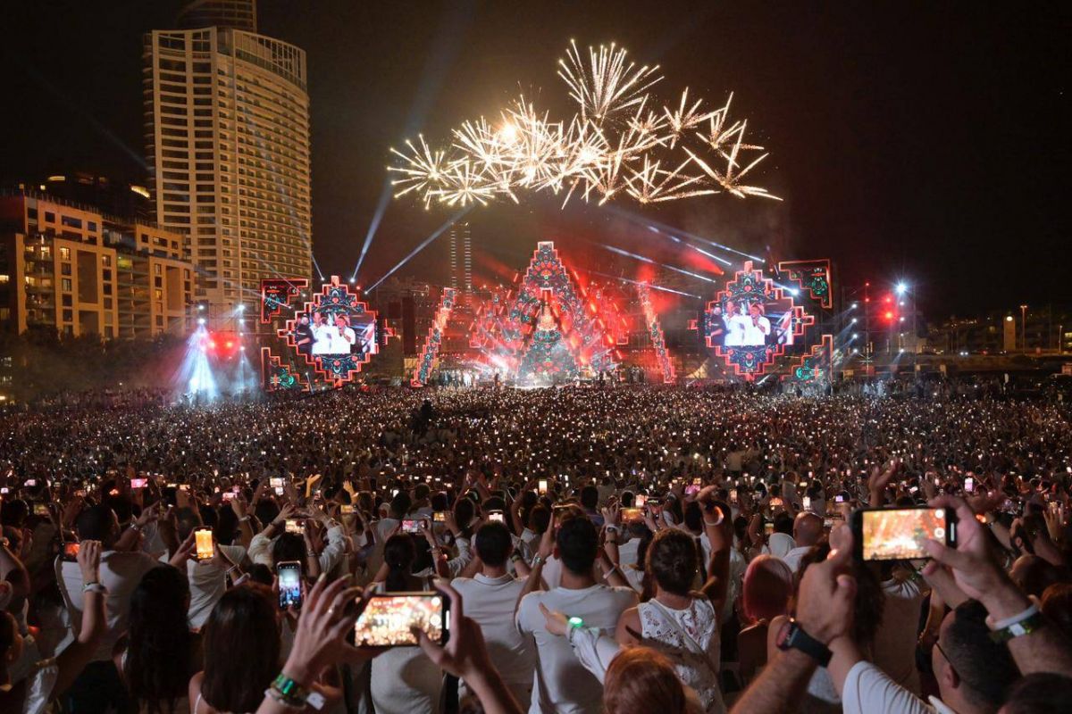 Amr Diab concert organizers clean site after a request from Environment Minister Amr Diab concert organizers clean site after a request from Environment Minister