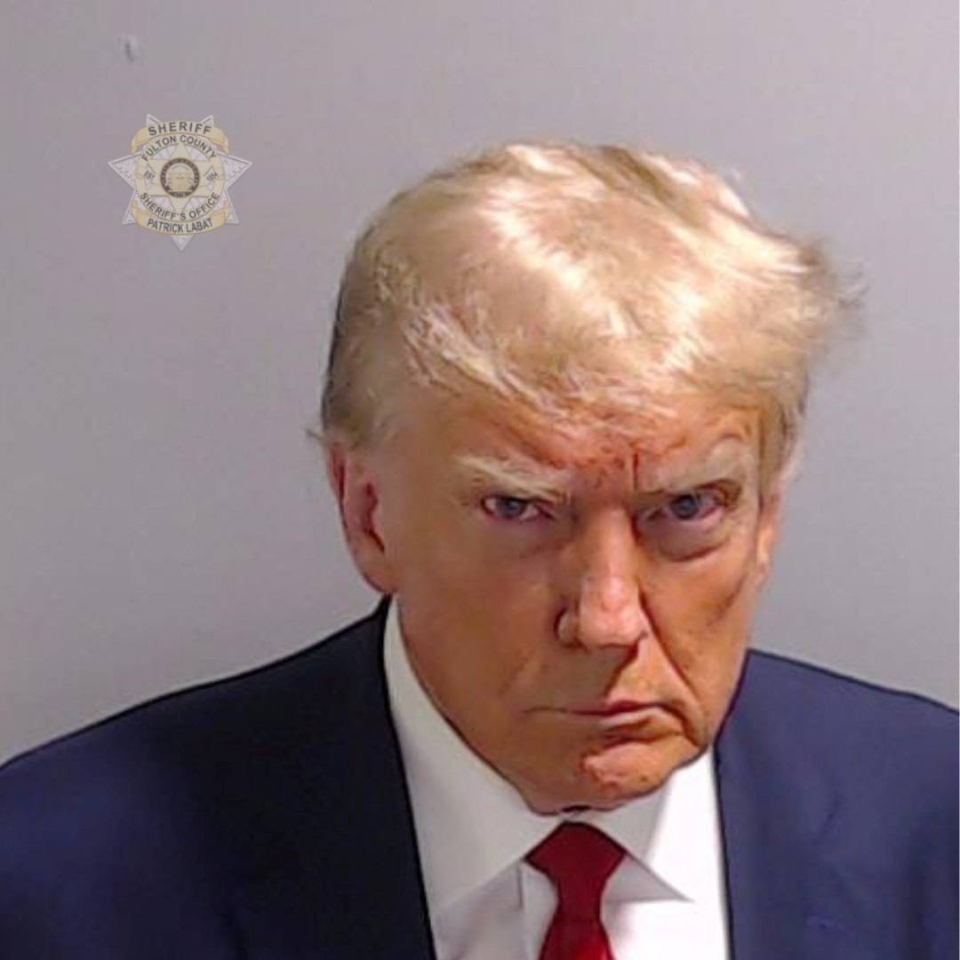 Trump passe par la case prison avec une photo judiciaire historique