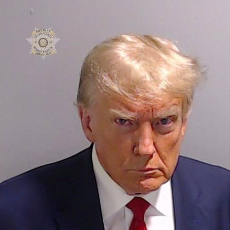 Trump passe par la case prison avec une photo judiciaire historique