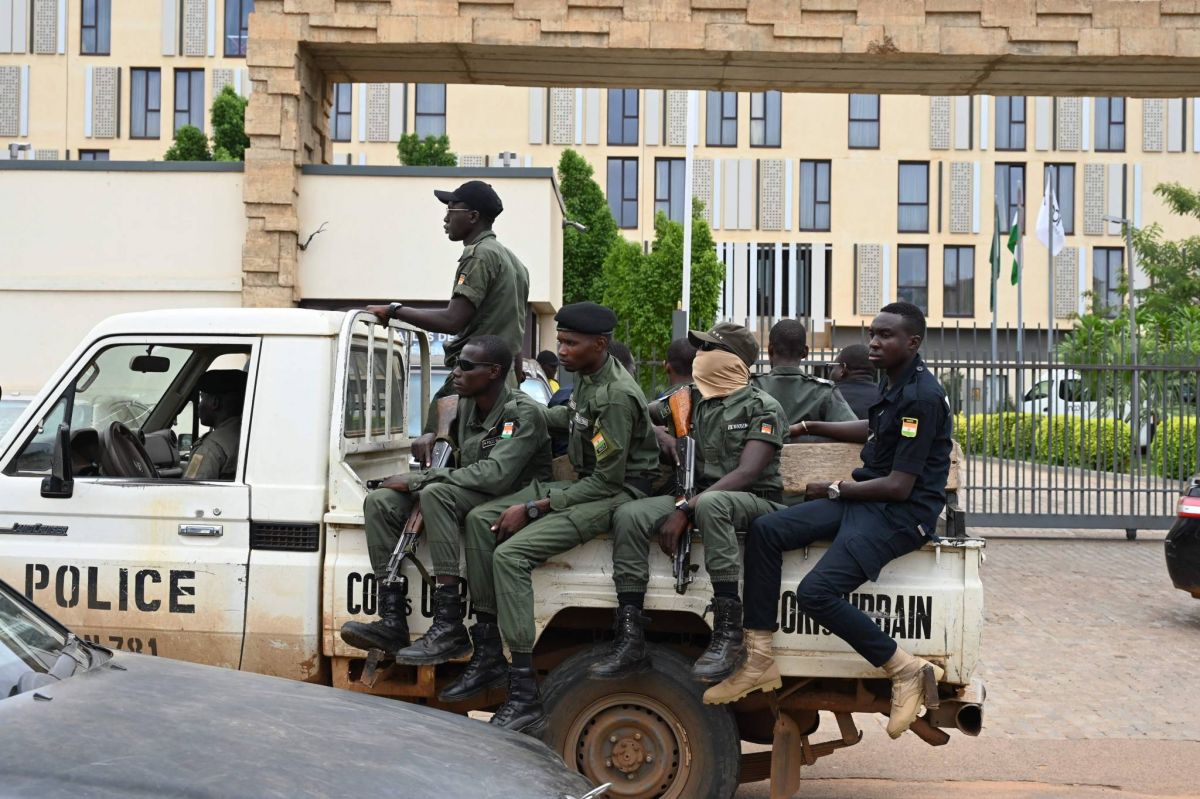 Le régime militaire expulse l'ambassadeur de France