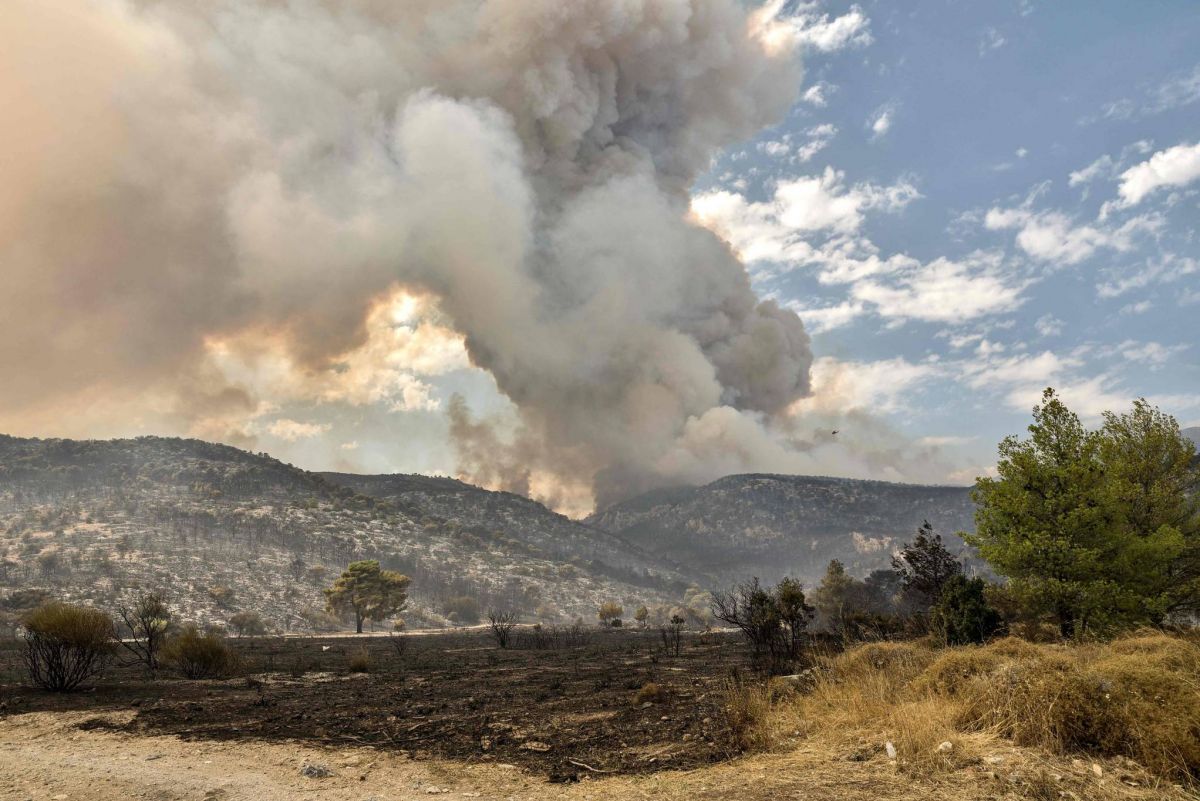 Les pompiers combattent de gros incendies sur de multiples fronts