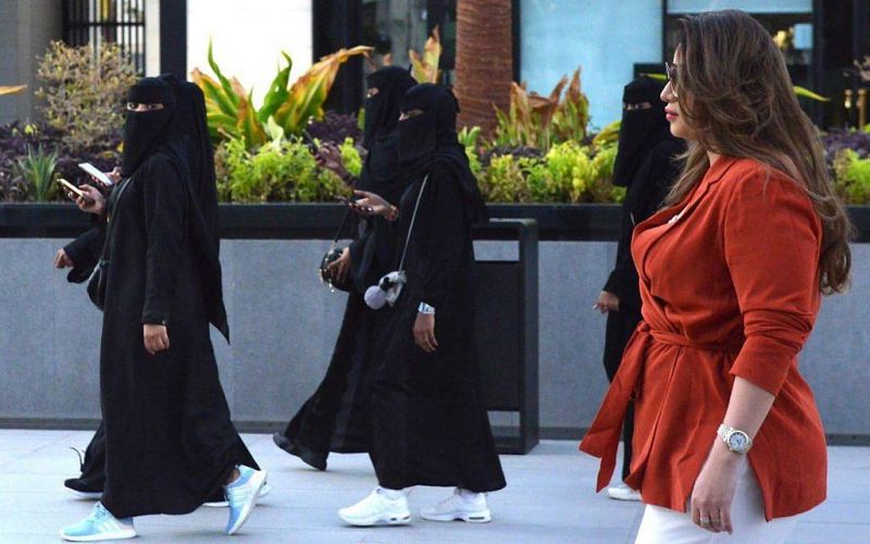 Entre vêtement culturel et instrument politique, la abaya sous toutes ses coutures
