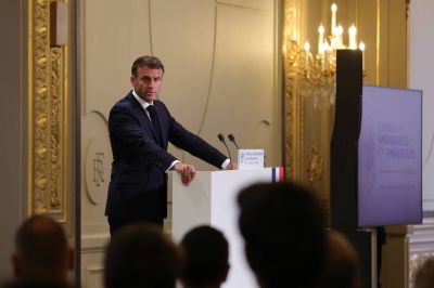 Macron lie la solution au Liban à une « clarification des interférences de l’Iran »