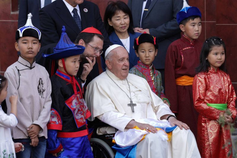 Le pape accueilli avec enthousiasme par les catholiques de Mongolie