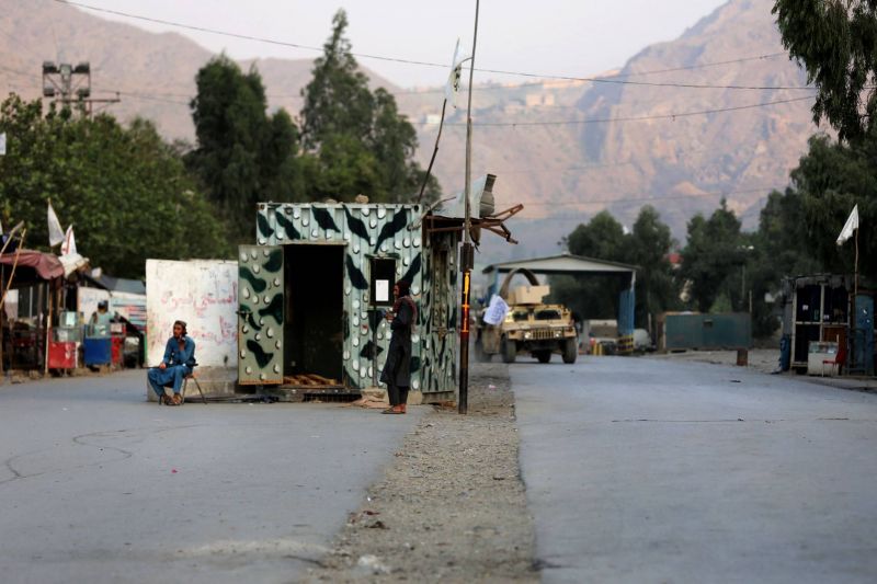 Combats entre des soldats et des « centaines » de talibans pakistanais près de la frontière afghane