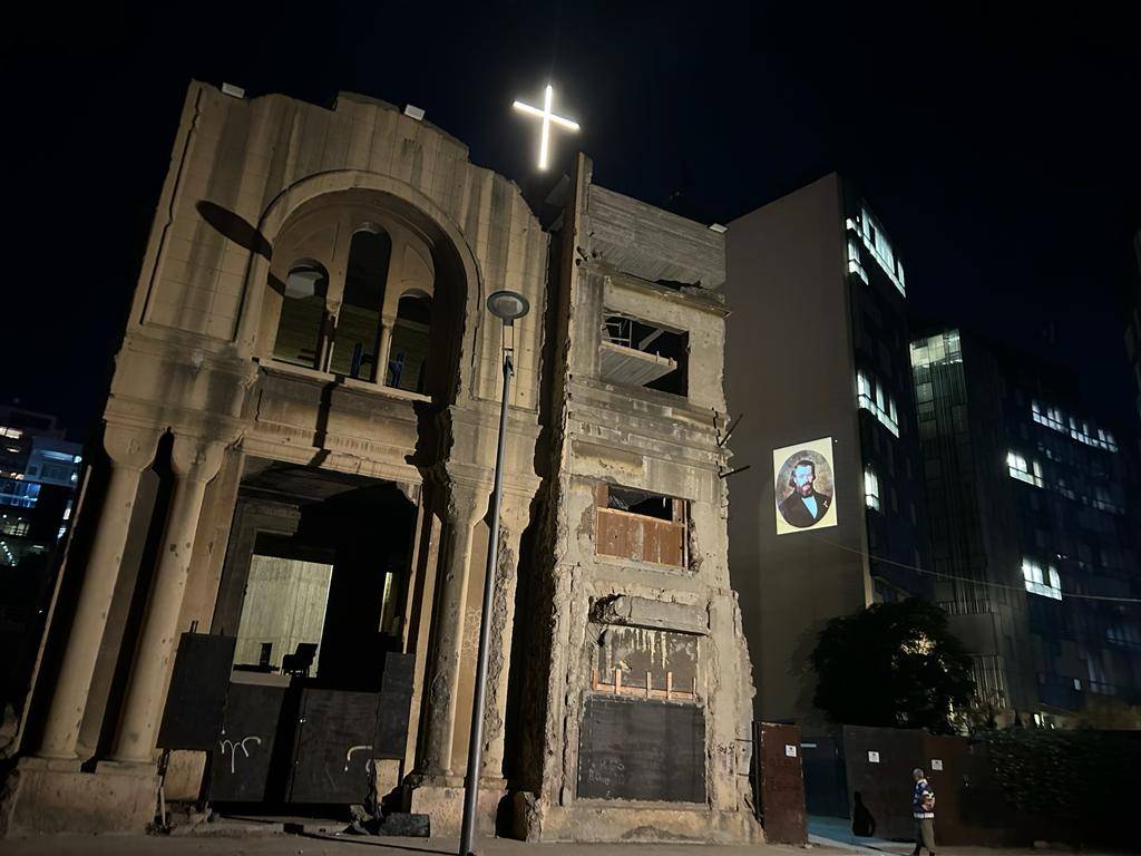 La croix se dresse à nouveau sur le centre socioculturel de la Société Saint-Vincent-de-Paul au centre-ville
