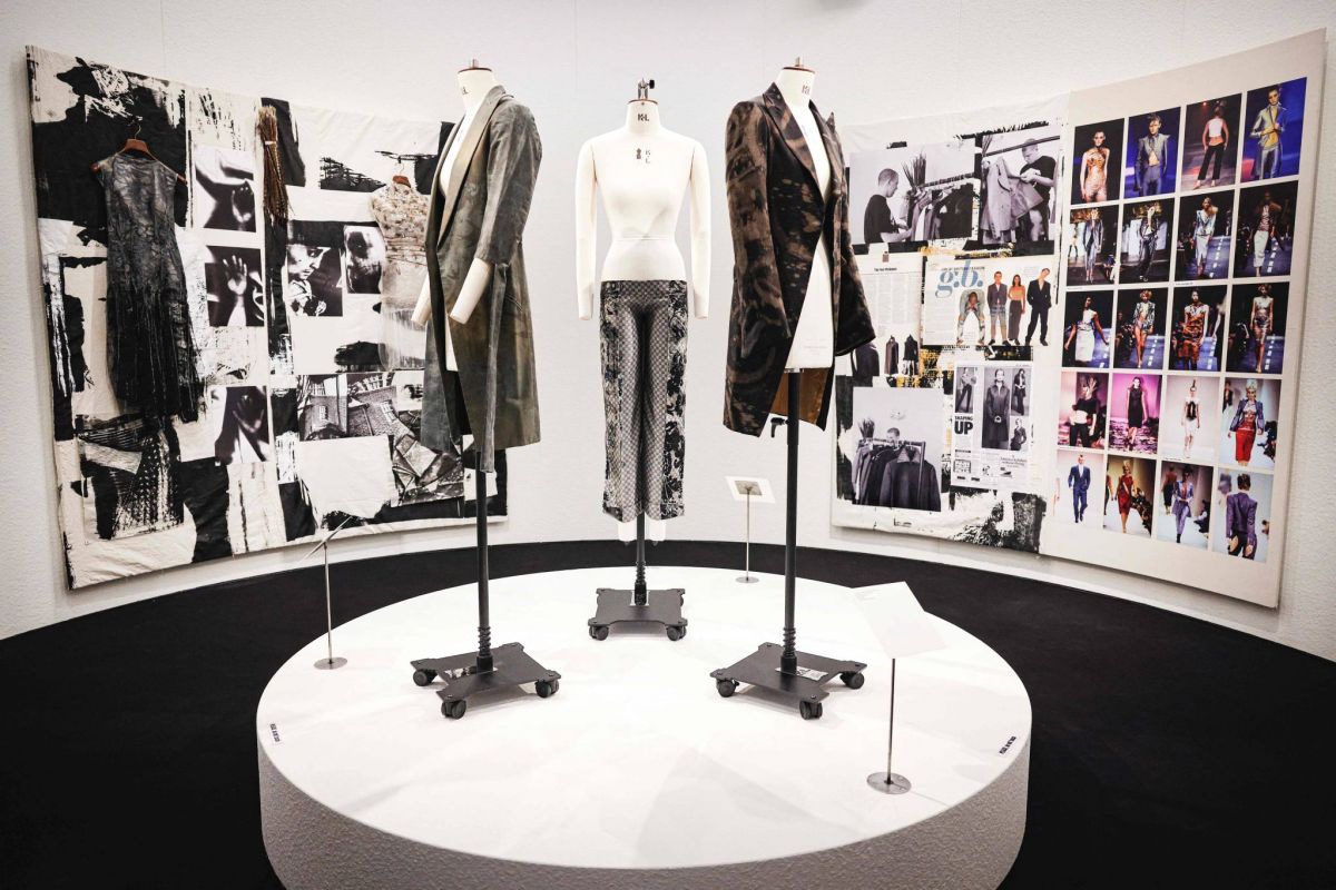 L’audace des jeunes couturiers de Londres célébrée dans une exposition