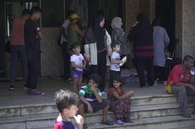 Des Palestiniens de Aïn el-Héloué évacués d'une mosquée voisine où ils s'étaient réfugiés