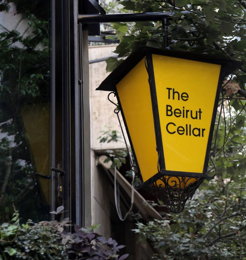 La lanterne jaune, la salade iceberg roquefort, les frankfurters et les « makanek » du Beirut Cellar…
