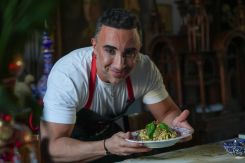 Le contre-ténor Matteo el-Khodr devant son plat de pâtes. Photo Mohammad Yassine