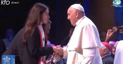 Lebanese woman sings Syriac hymn before the Pope in Marseille