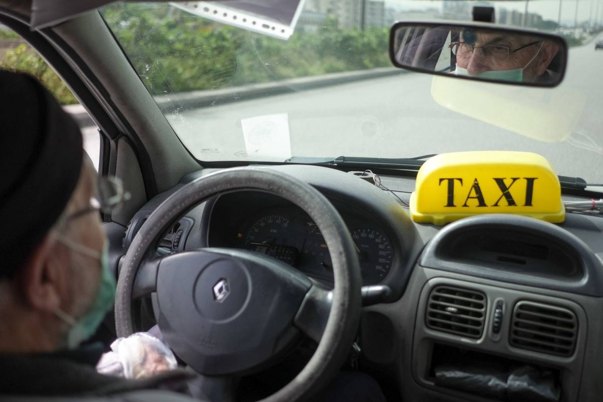 Taxi woes: Licensed and unlicensed drivers compete for rides amid economic crisis Taxi woes: Licensed and unlicensed drivers compete for rides amid economic crisis