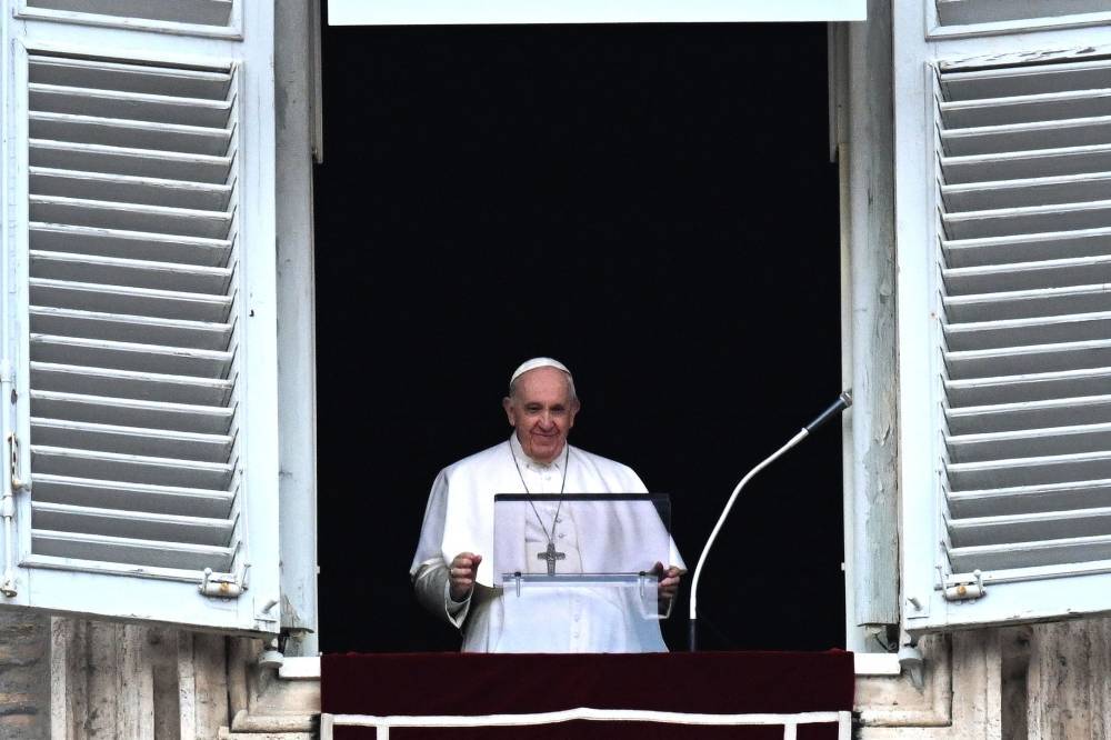 Légère ouverture du pape François à la bénédiction des couples de même sexe