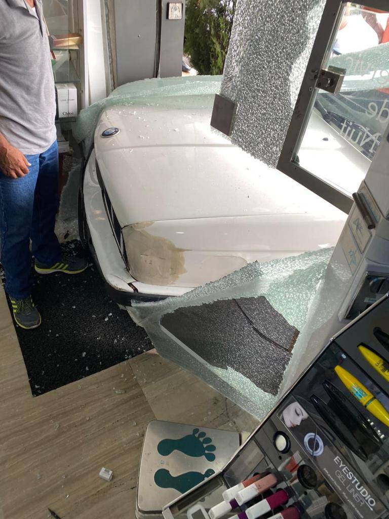 2 injured after car crashes into Jbeil pharmacy