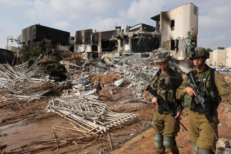 En images : En Israël, des morts, des dégâts et l'armée déployée