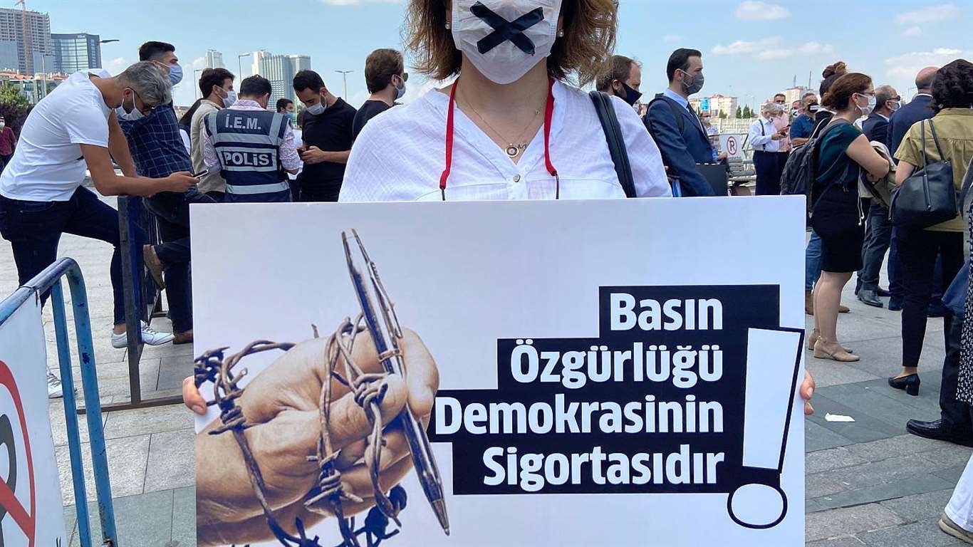 Une femme manifestant avec une affiche portant le slogan « La liberté de la presse est l'’assurance de la démocratie », en juin 2023. Photo tirée du compte X de @GazeteDavul