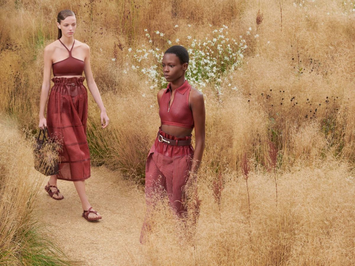 Au printemps-été 2024 d’Hermès, le naturel au galop