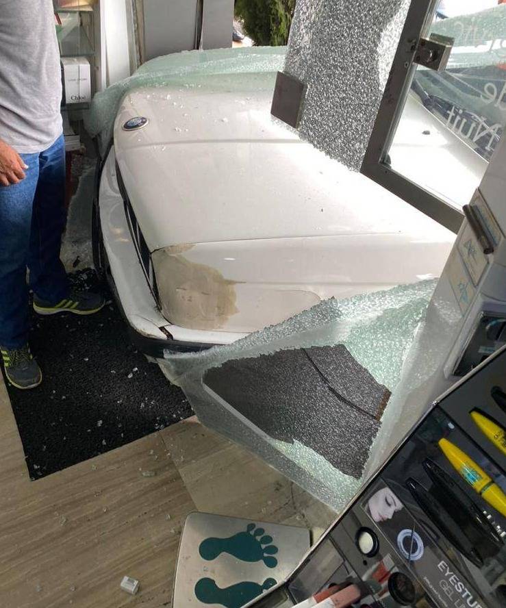 Une voiture s’encastre dans une pharmacie à Jbeil : deux blessés