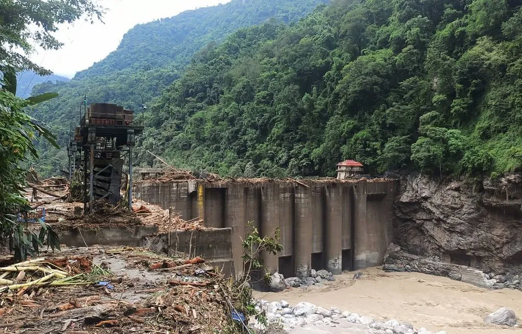 Au moins 77 morts après le débordement d'un lac dans l'Himalaya