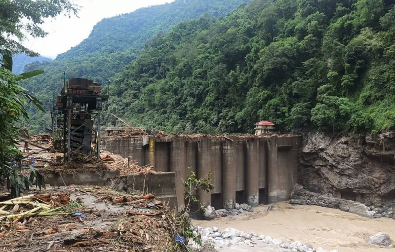 Au moins 77 morts après le débordement d'un lac dans l'Himalaya