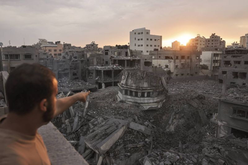 « Terrifiant » : Face aux bombardements israéliens, des milliers de Gazaouis fuient leurs maisons
