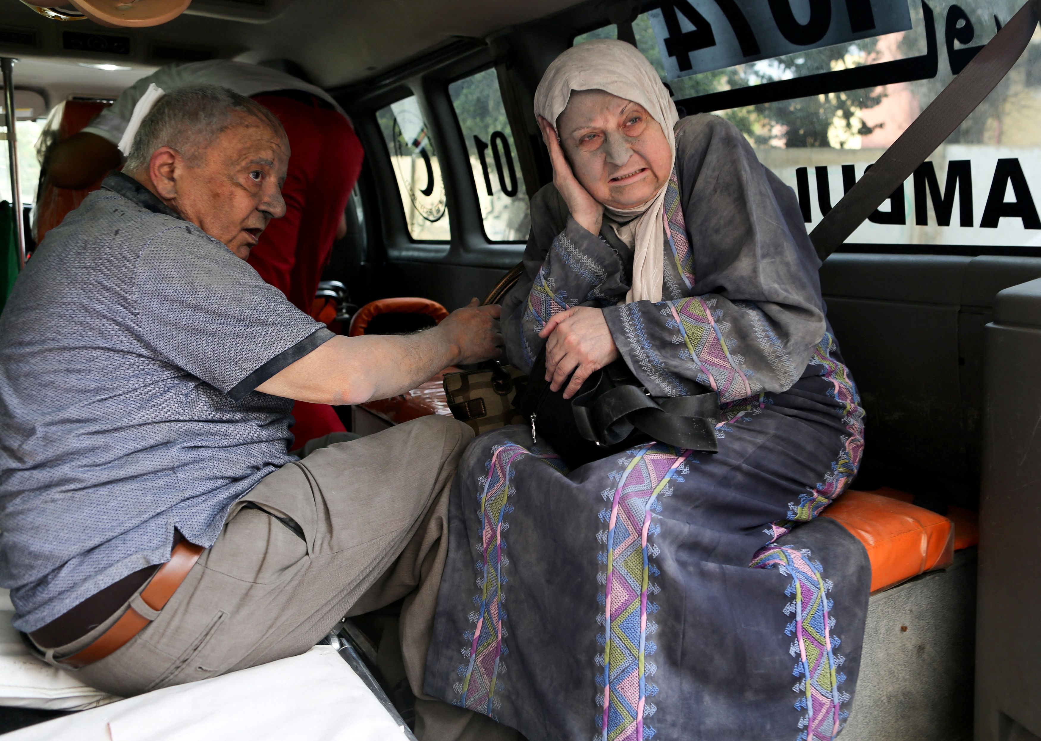 Ou ces deux personnes plus âgées, à Gaza. REUTERS/Yasser Qudih