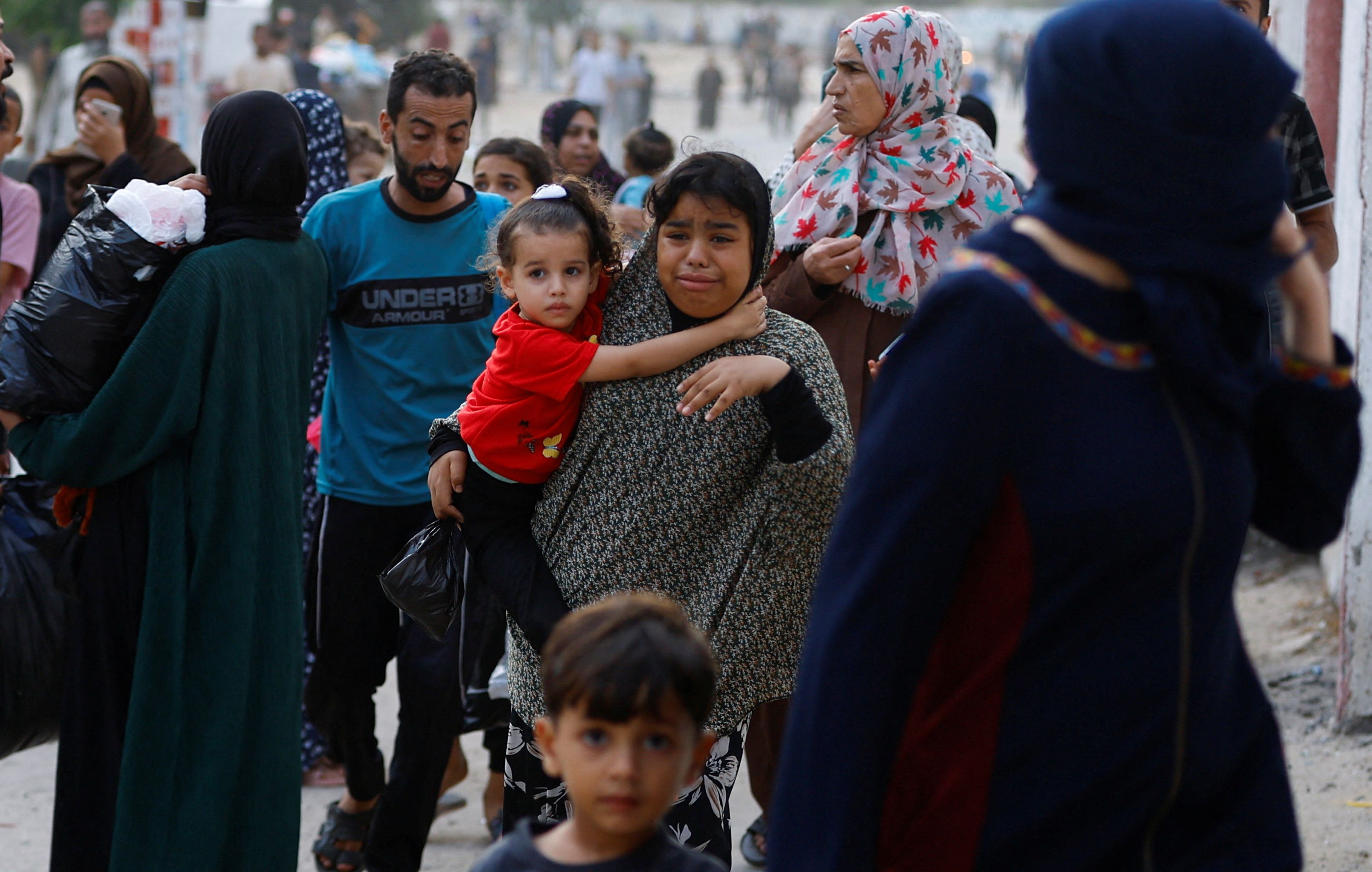 Certains ont le temps de fuir leurs maisons, comme ces familles à Khan Younis. REUTERS/Ibraheem Abu Mustafa