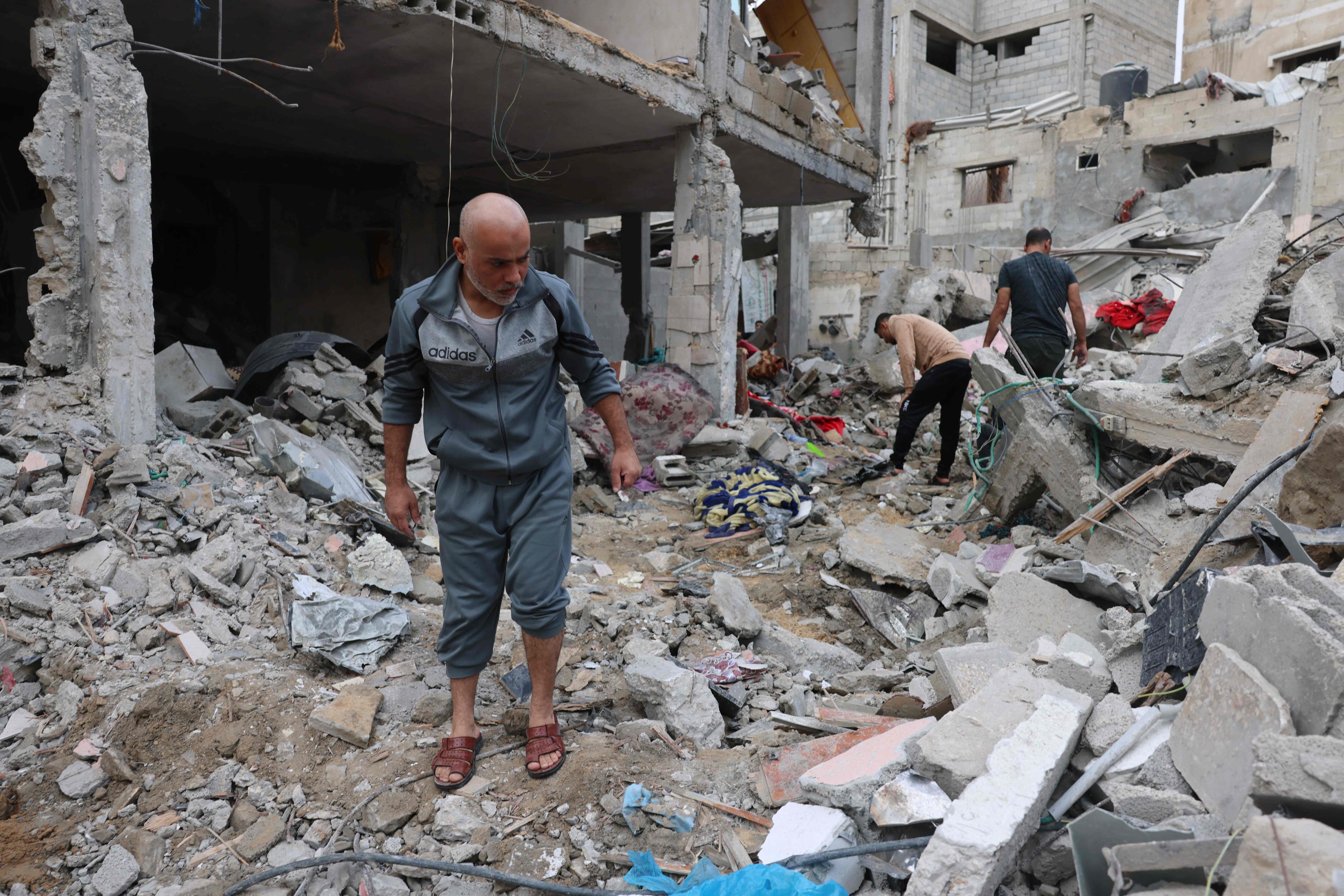 Après les frappes israéliennes, comme ici à Rafah, on évalue les dégâts, on récupère ce qui peut l'être. SAID KHATIB / AFP