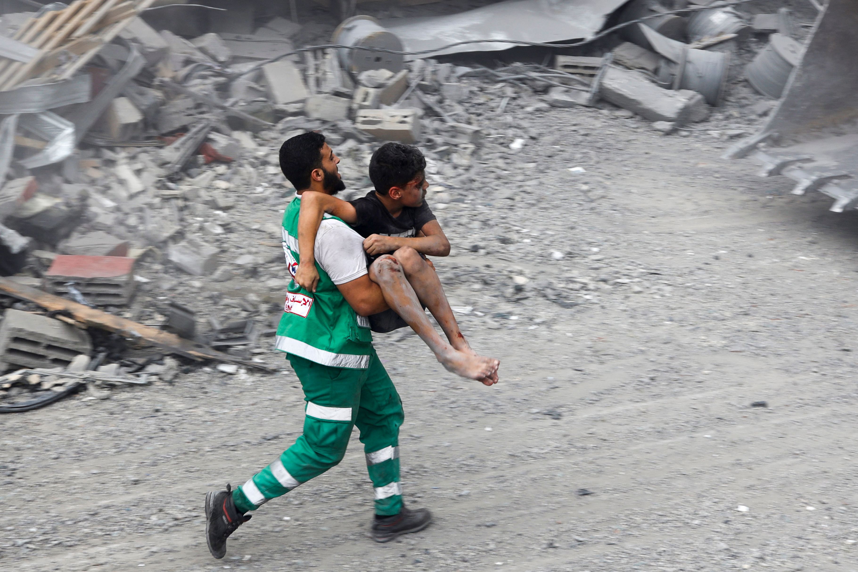Evacuer au plus vite les blessés, comme ce jeune garçon blessé dans le bombardement, par Israël, de la maison de sa famille, les Tattari, à Gaza. Eyad AL-BABA / AFP