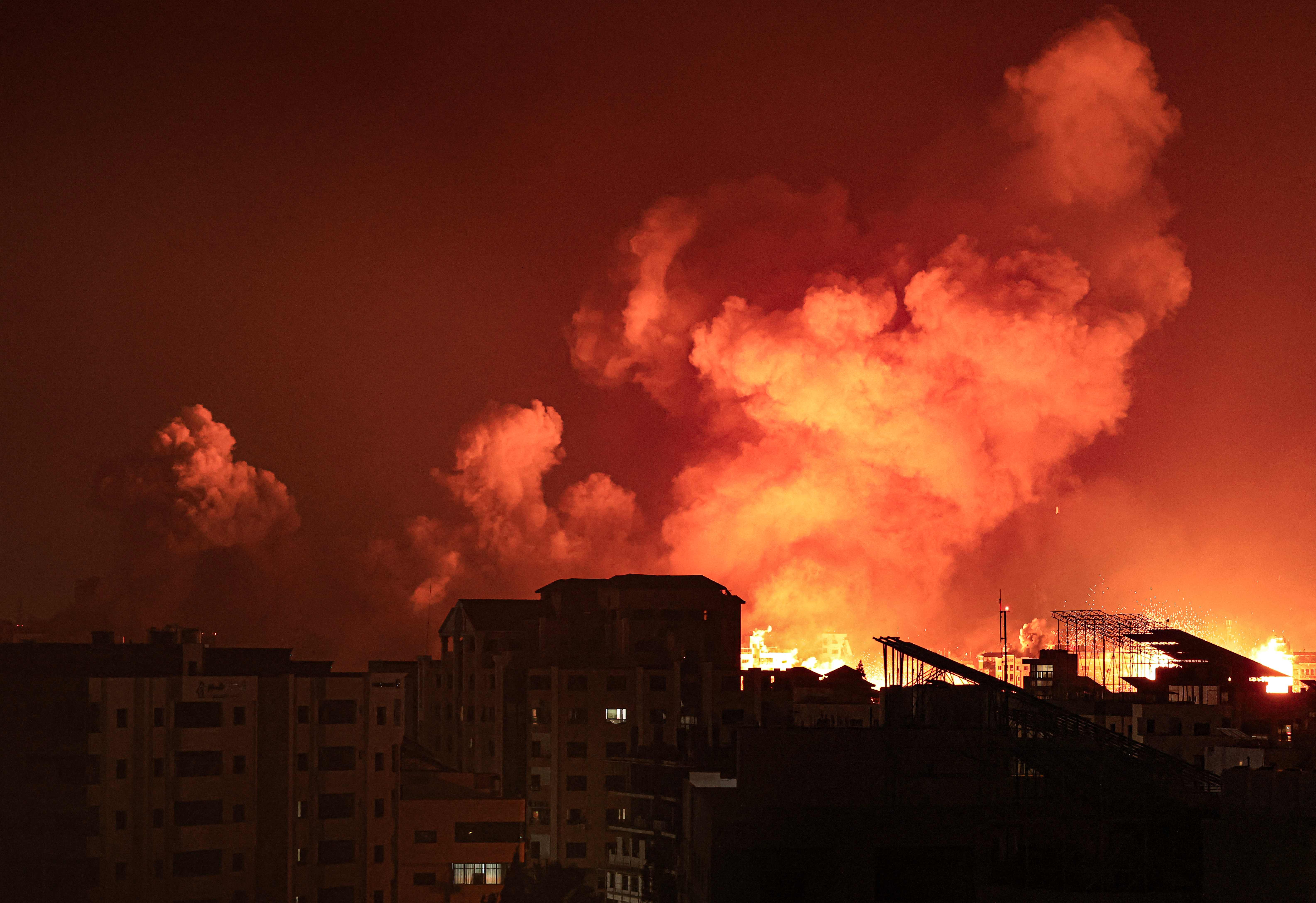 Et dans la nuit de lundi à mardi, le déluge de feu reprenait. MAHMUD HAMS / AFP