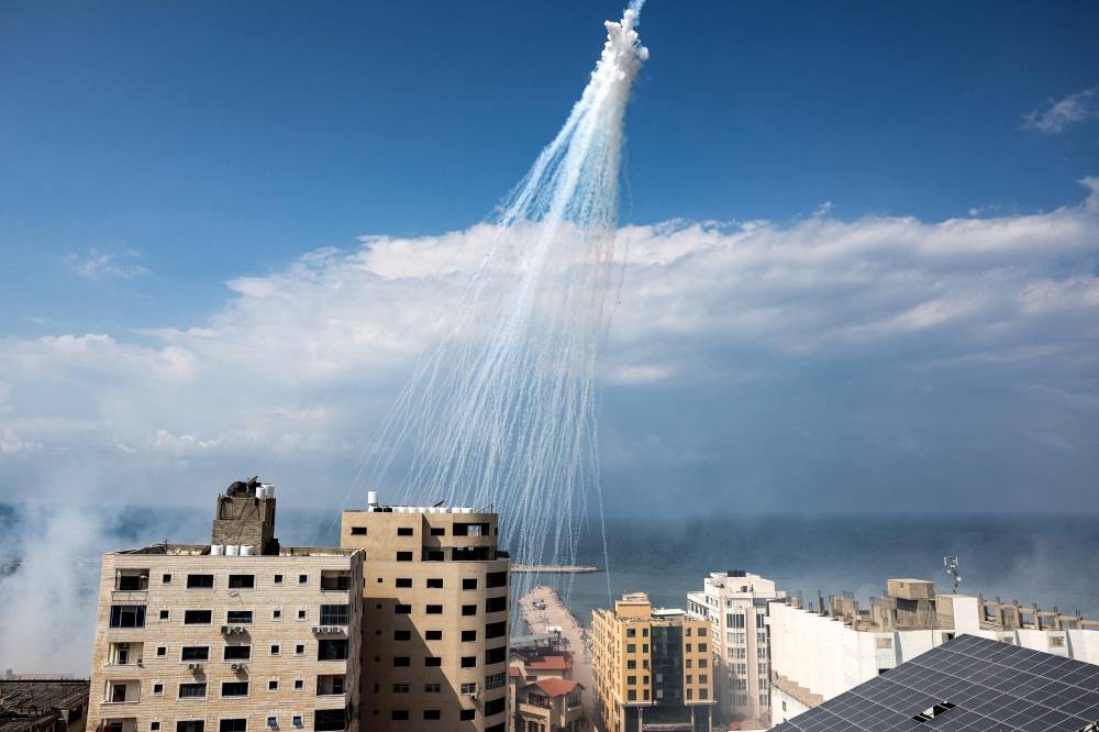 Israël forme son gouvernement d’urgence, plus de courant à Gaza, tensions à la frontière israélo-libanaise en soirée : le point de situation à 19h