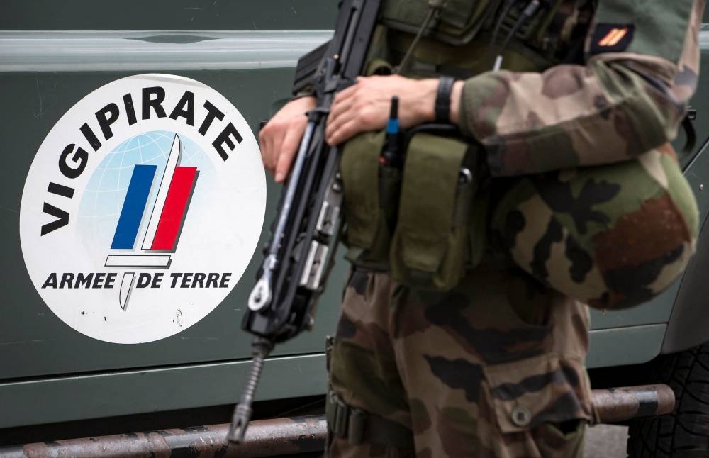 La France en alerte après la mort d'un enseignant dans un attentat islamiste