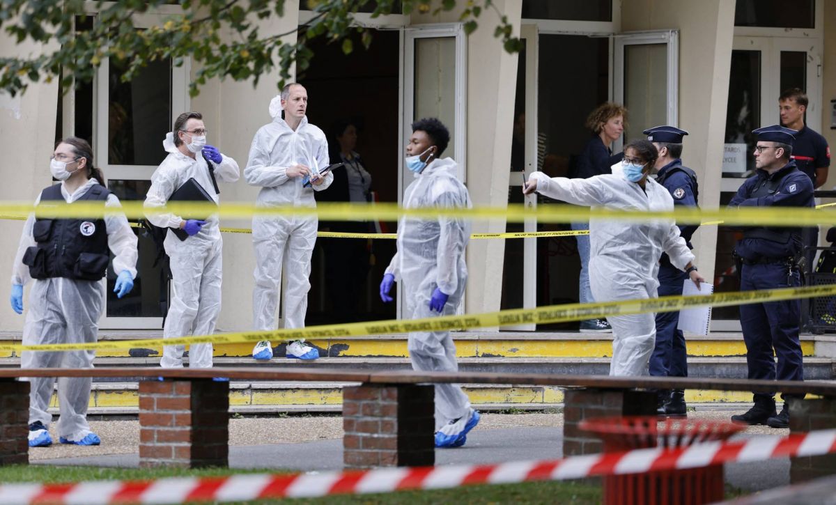 Enseignant tué dans un lycée: la France passe en alerte 