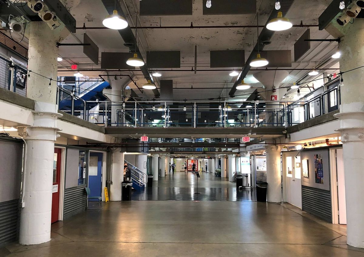 Bas les armes et haut les arts au Torpedo Factory Art Center !