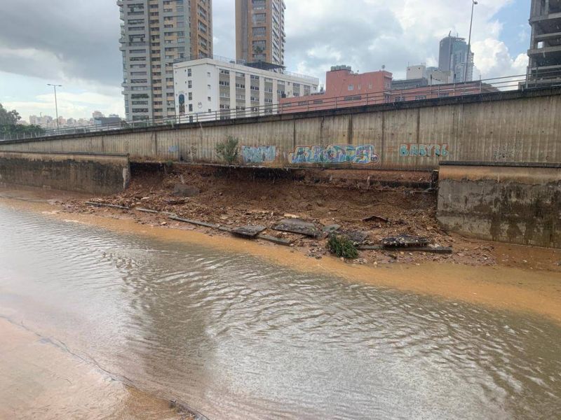 Les pluies torrentielles provoquent l’effondrement d’un pan de mur du fleuve de Beyrouth