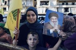 Une femme brandissant une photo du chef du Hezbollah, Hassan Nasrallah, lors d'un rassemblement Hezbollah-Amal en solidarité avec Gaza dans la banlieue sud de Beyrouth, le 20 octobre 2023. Photo João Sousa