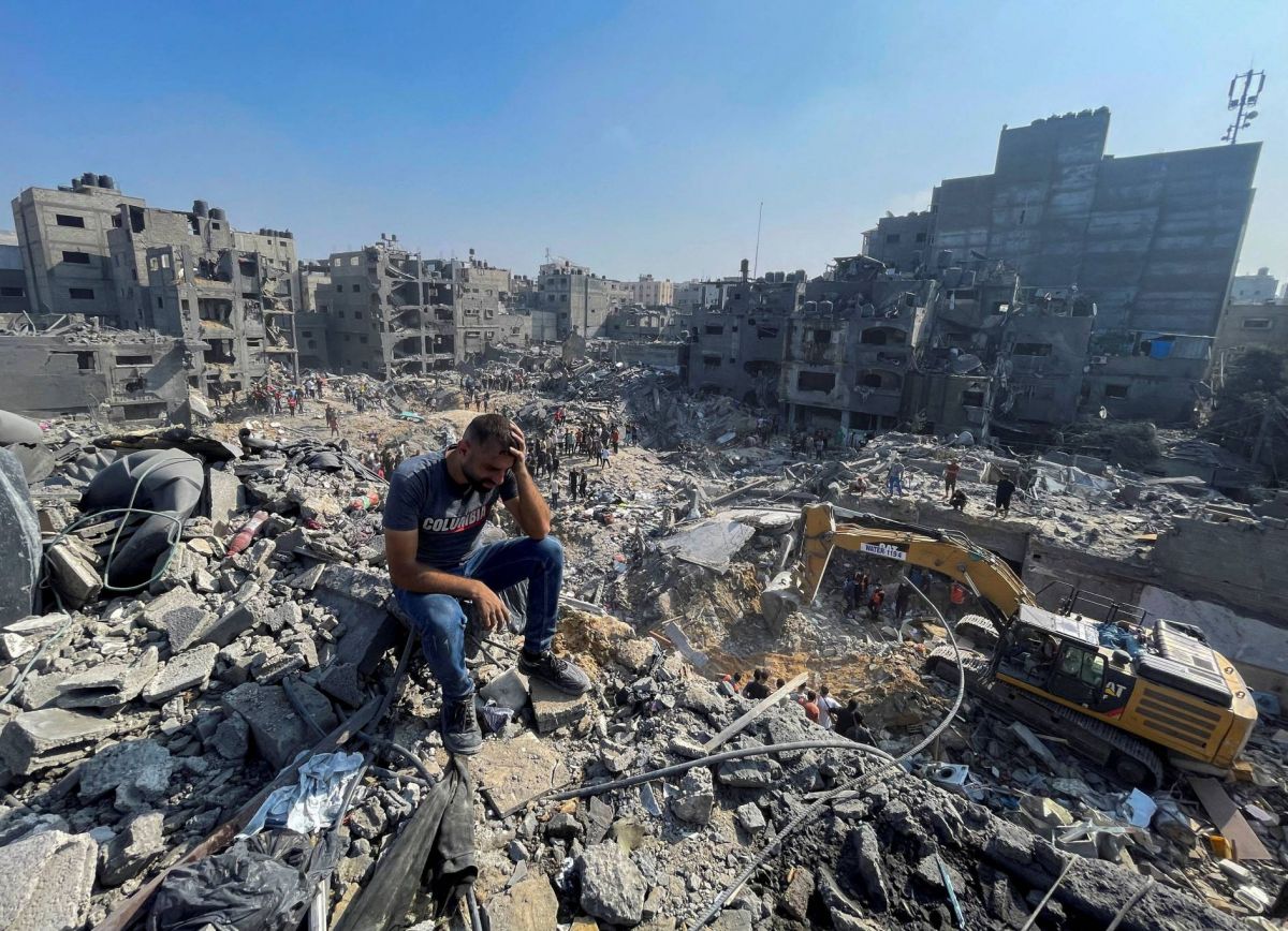 Kenneth Roth sur la guerre Israël-Hamas : « La punition collective est un crime de guerre » Kenneth Roth sur la guerre Israël-Hamas : « La punition collective est un crime de guerre »