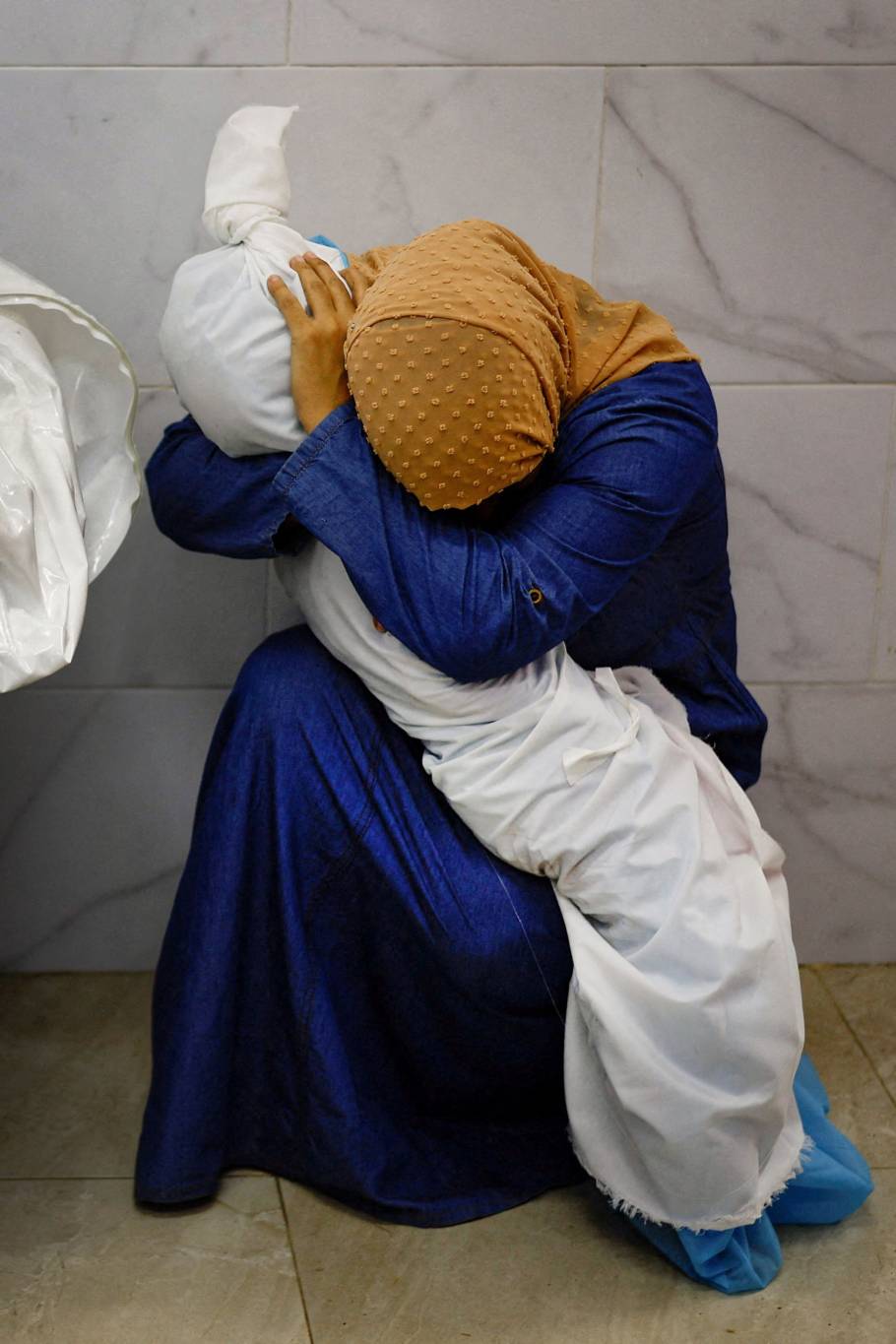 La femme et l'enfant dans le linceul, à Gaza : une image et son histoire