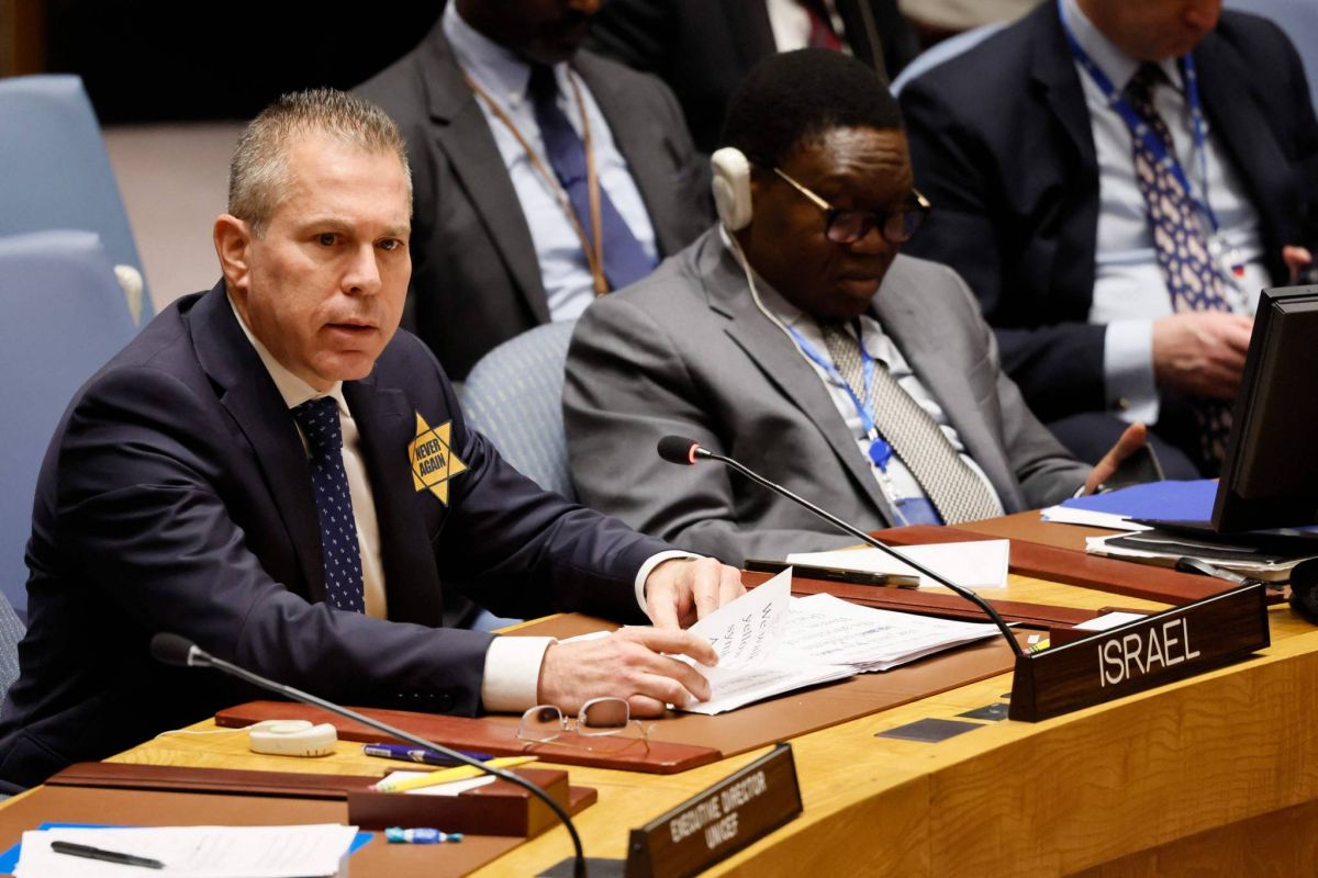L'ambassadeur israélien à l'ONU accroche l'étoile jaune sur sa poitrine