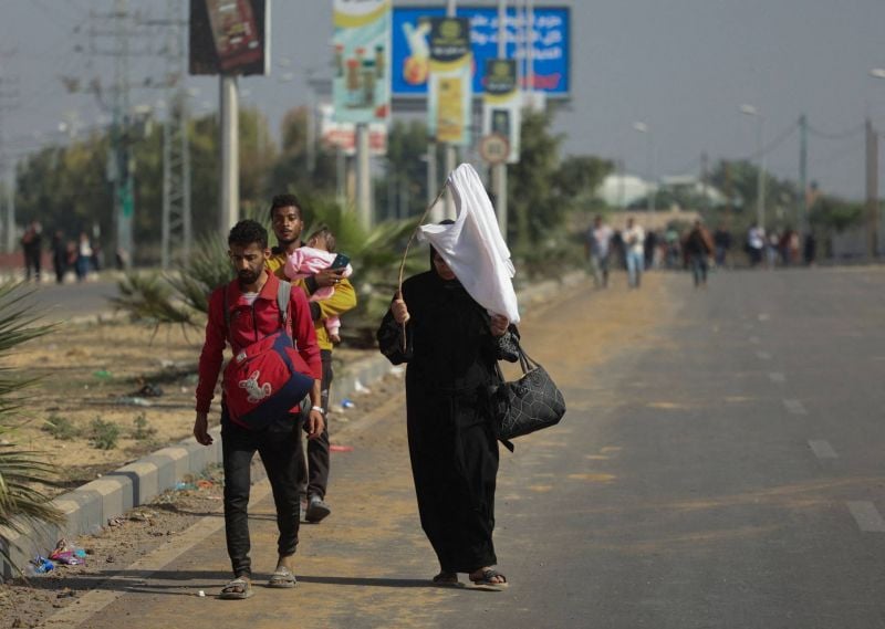 Drapeau blanc à la main, des Palestiniens fuient le nord de la bande de Gaza