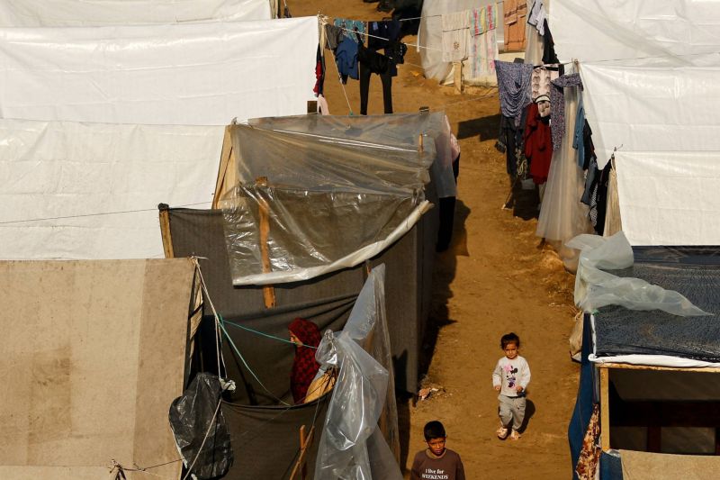 Affamés, assoiffés et sous les bombes, les déplacés de Gaza affrontent maintenant la pluie