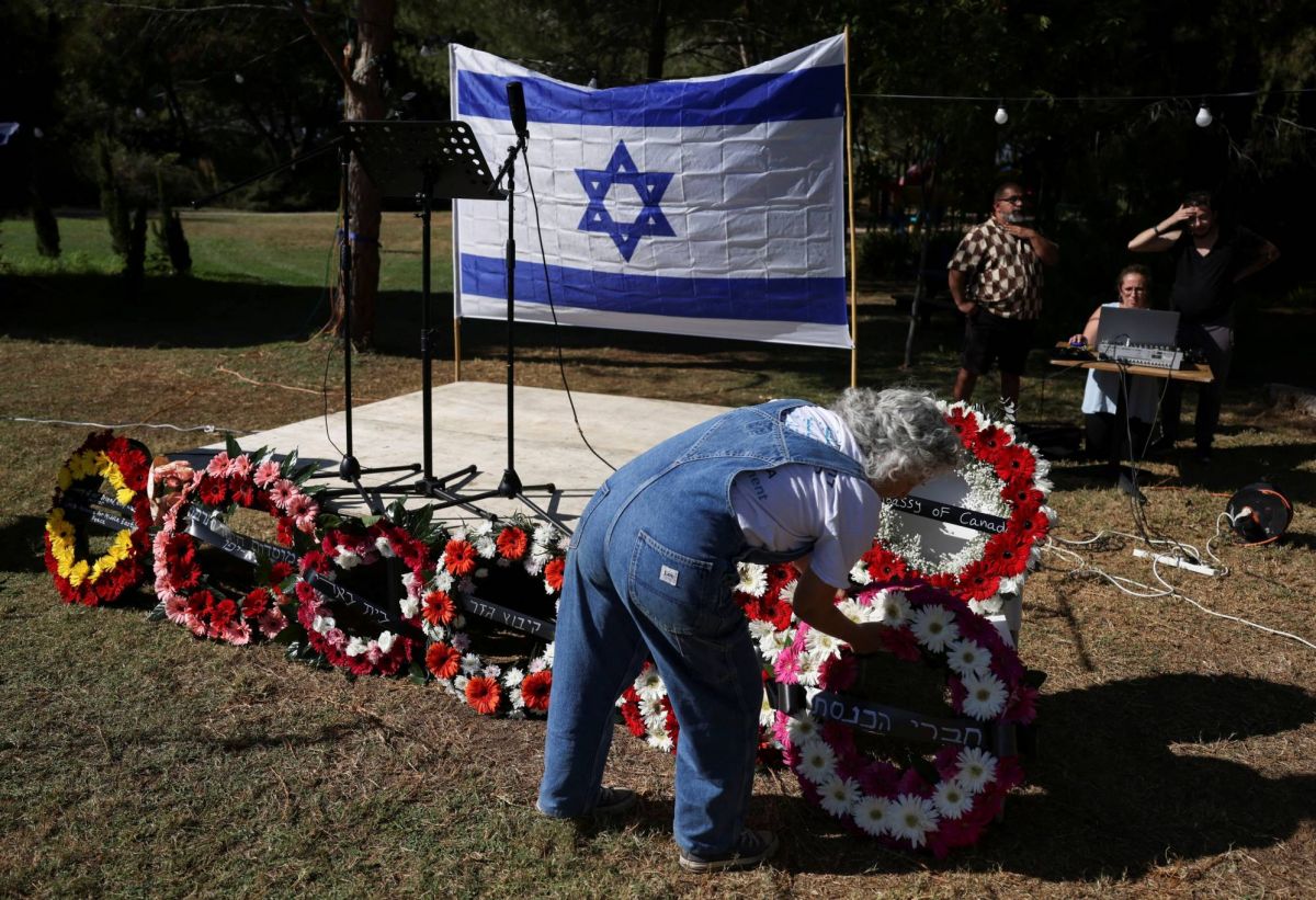 Juifs et arabes israéliens réunis pour un dernier hommage à une pacifiste tuée par le Hamas