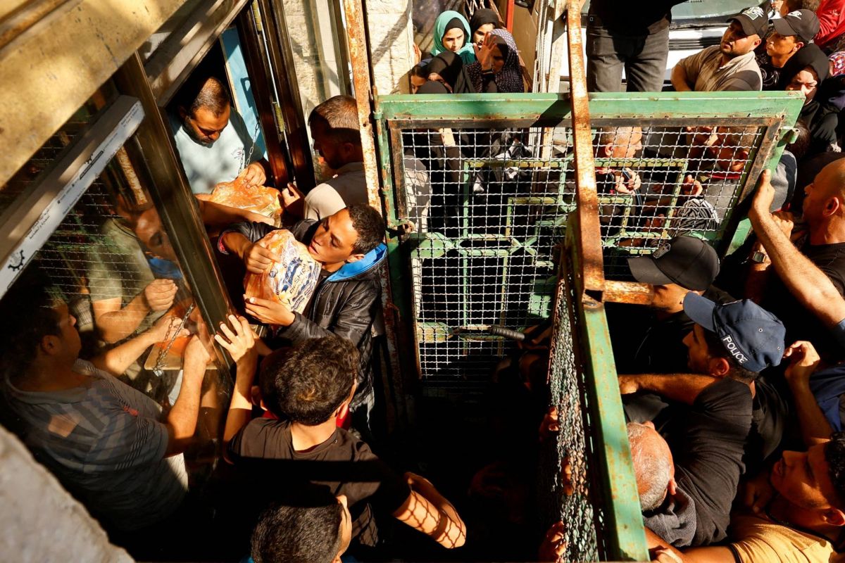 Minoteries bombardées, farine hors de prix : à Gaza, le pain de plus en plus rare